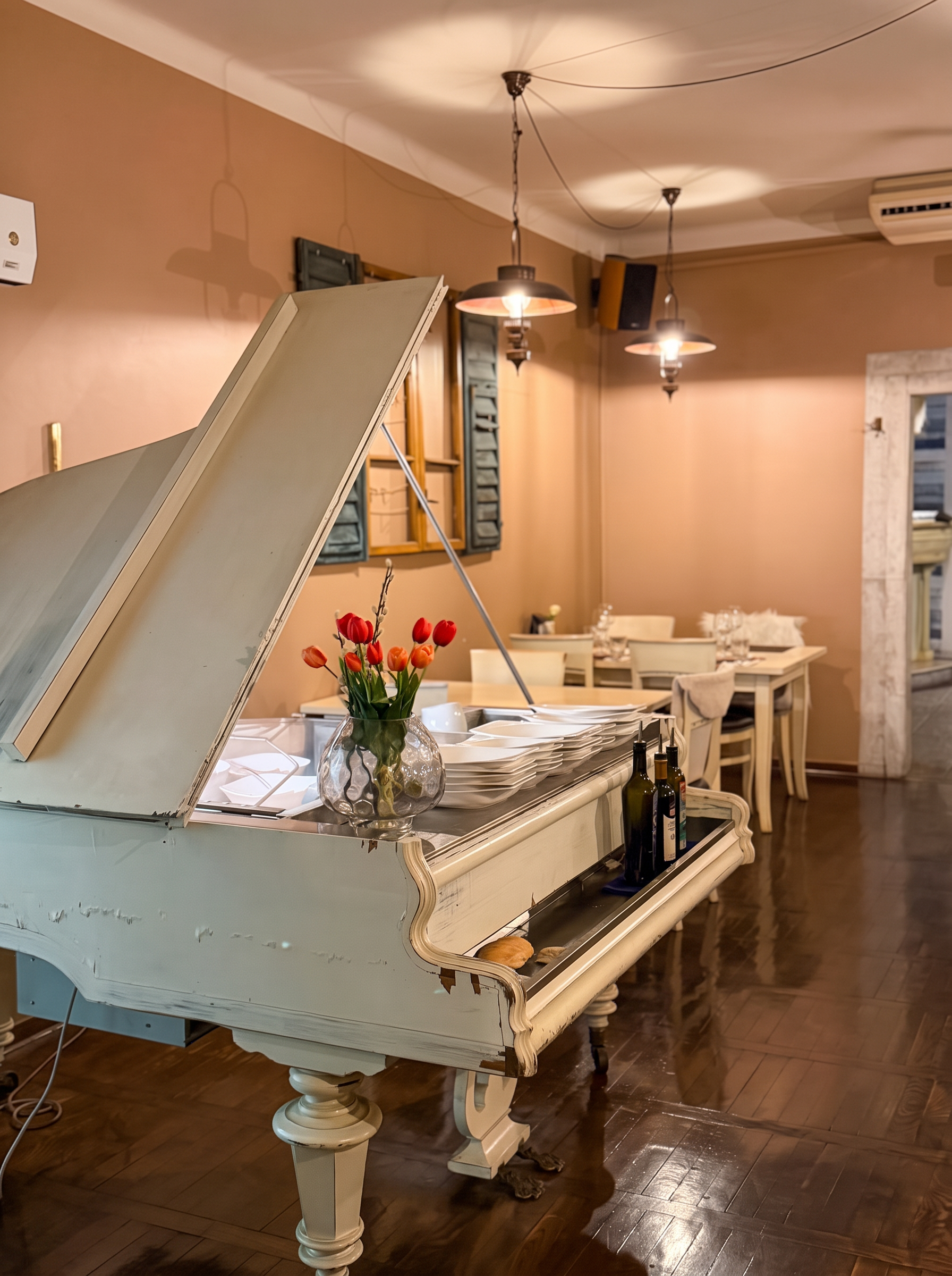 Klavir v notranjosti Restavracije Pristan