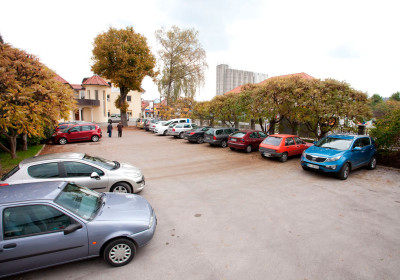 Parkirišče pri restavraciji